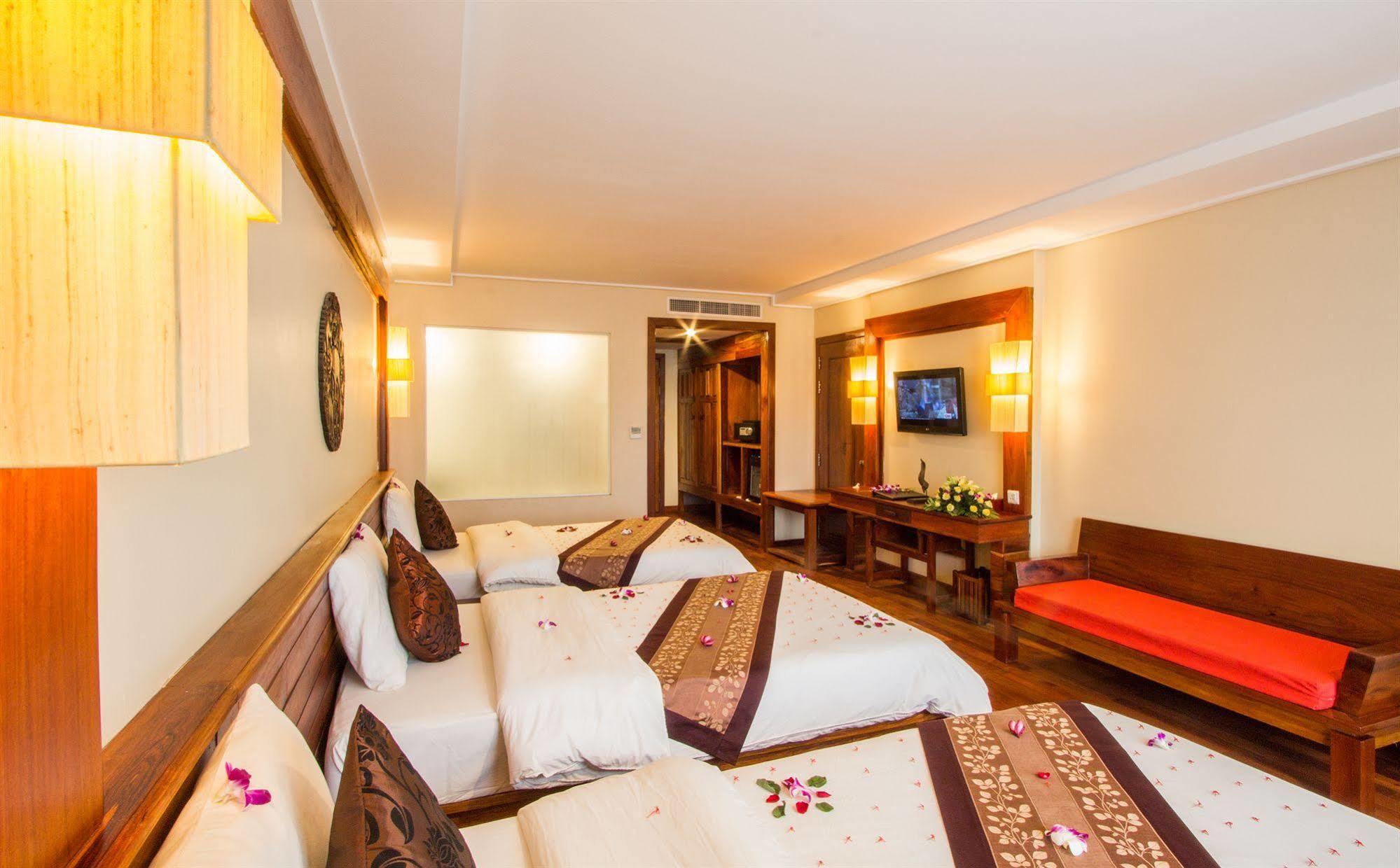 Royal Empire Premium Hotel Siem Reap Extérieur photo